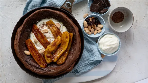 Czekoladowy Dutch baby z karmelizowanymi bananami